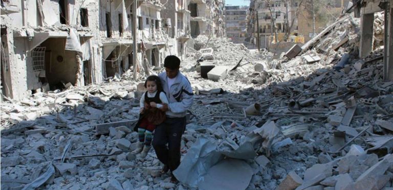 A Alep, en Syrie, en avril 2014, après un bombardement du régime. La photo, diffusée par les activistes anti-gouvernementaux de l'AMC (Aleppo Media Center) a été authentifiée. (©Uncredited/AP/SIPA)