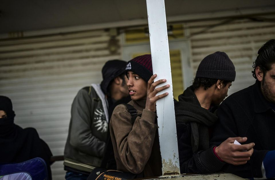 Des Syriens patientent à la frontière turque pour revenir en Syrie, au poste d’Oncupinar, près de Kilis, le 11 février. 