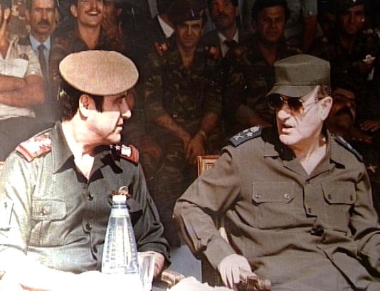 Rifaat et Hafez Al-Assad, lors d’une cérémonie militaire à Damas en 1984.