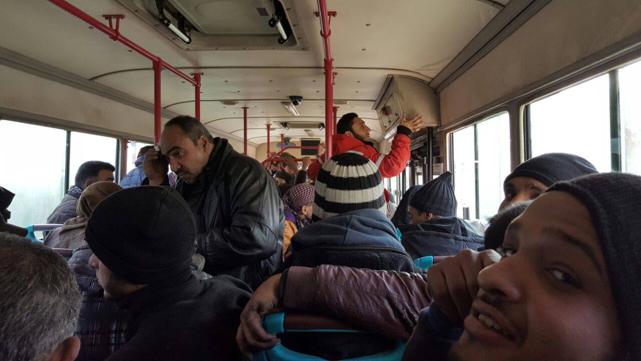 من داخل إحدى الباصات التي أقلّت أبناء حلب الشرقية إلى الريف الغربي