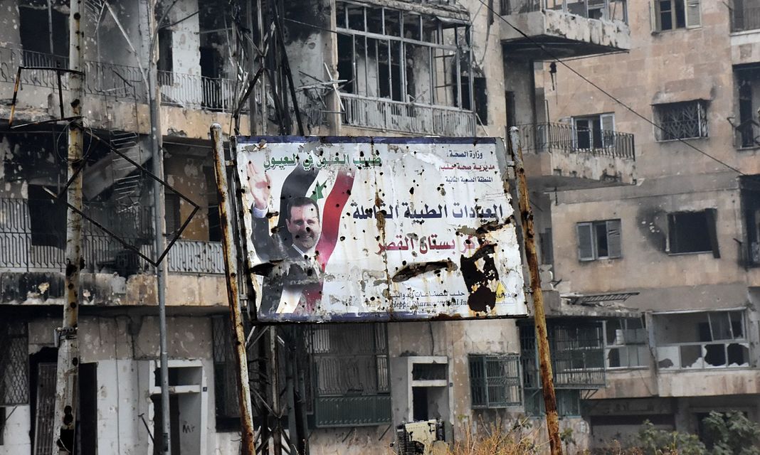 Une affiche de propagande du régime dans un quartier repris par l’armée syrienne, le 13 décembre.