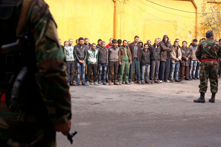 Le 11 décembre, des jeunes hommes d'Alep-Est réunis et alignés pour leur conscription forcée.