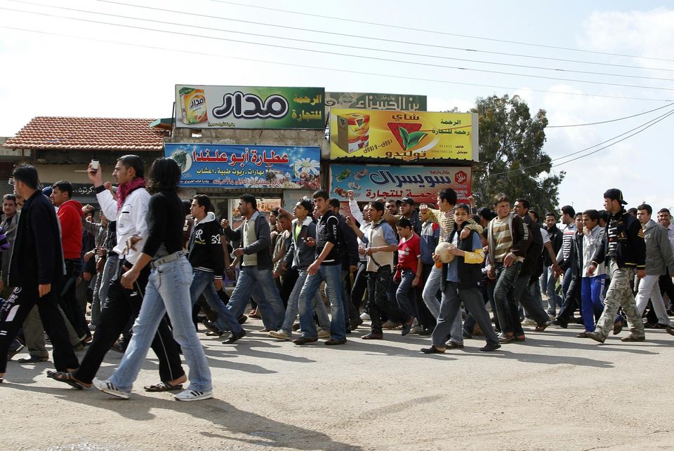 Le 25 mars 2011, des habitants de la région de Cheikh Maskeen marchent vers Deraa pour soutenir les manifestants. 