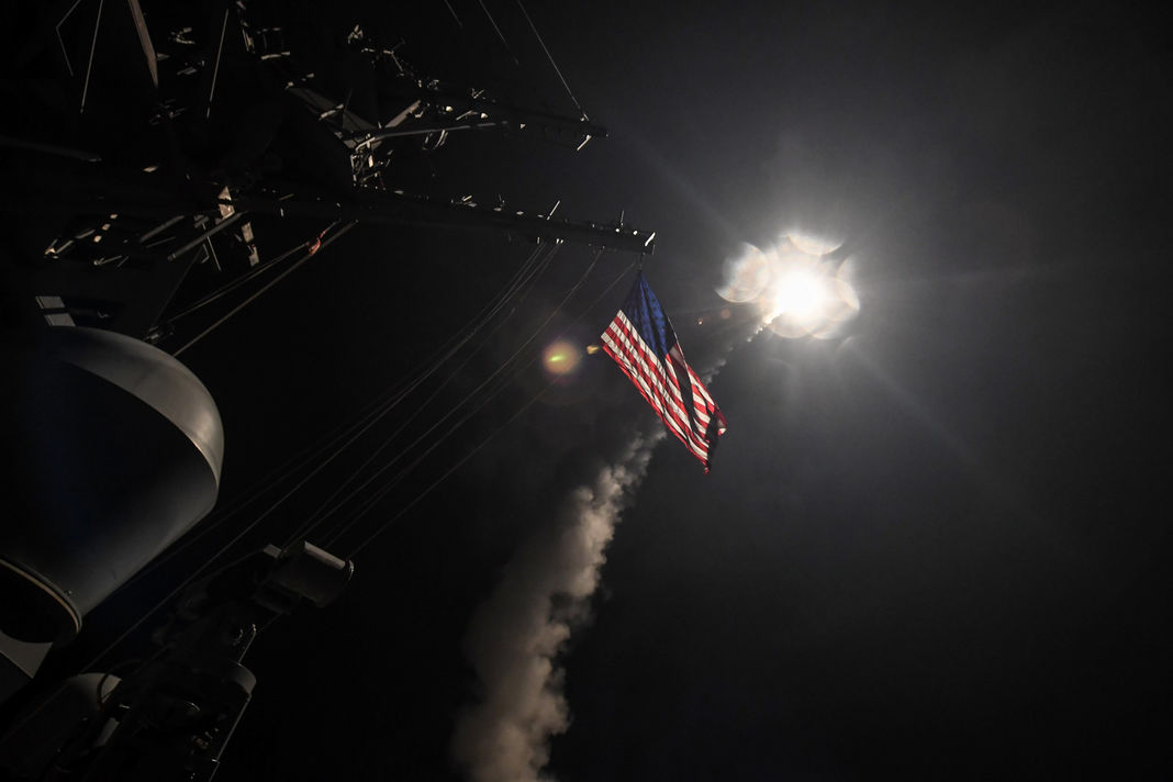 Un missile Tomahawk lancé vers la Syrie depuis un destroyer de l’armée américaine, situé en Méditerranée, le 7 avril.