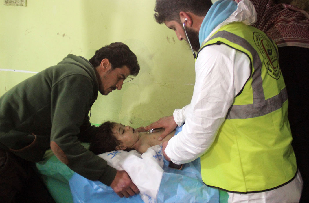 Un enfant inconscient reçu à l’hôpital de Khan Cheikhoun, après l’attaque chimique du 4 avril.