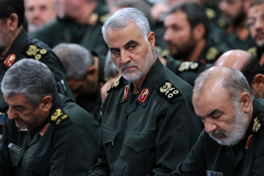 Le général Ghassem Soleimani (au centre), lors d’une réunion de l’état-major des gardiens de la révolution, à Téhéran, en septembre 2016. Photo publiée sur le site Web officiel du Guide suprême iranien.