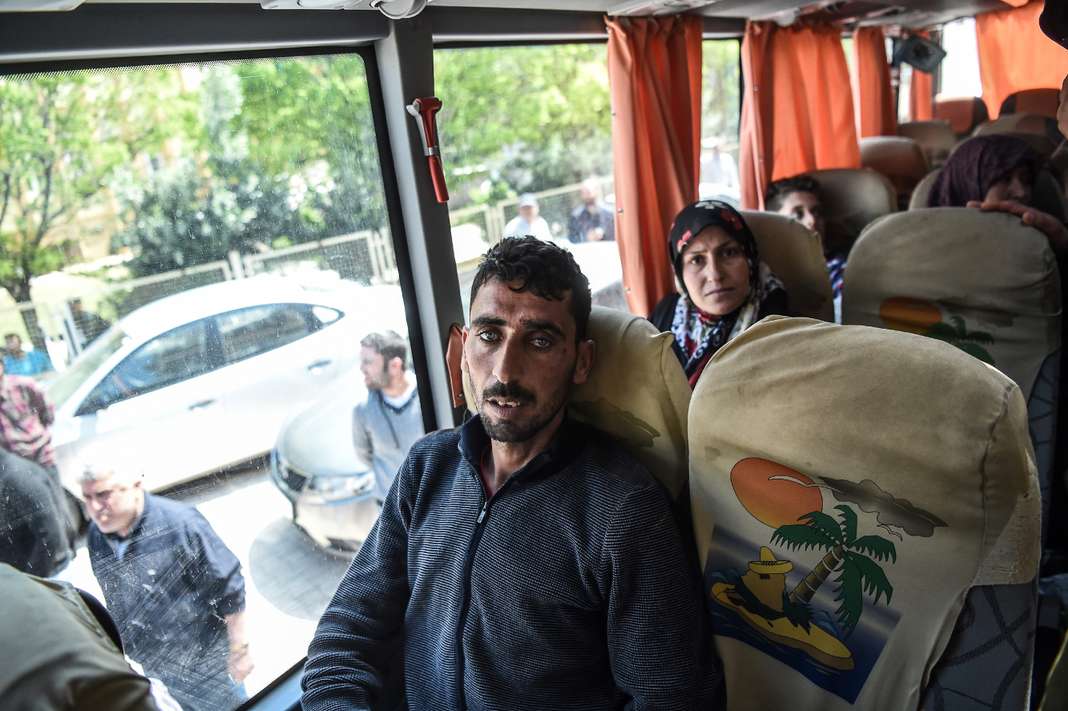Des rescapés de l’attaque chimique de Khan Cheikhoun sont réacheminés vers la frontière syrienne après avoir été pris en charge en Turquie, près de Reyhanli, le 7 avril.