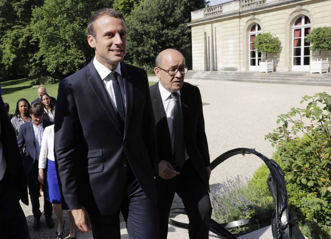 Emmanuel Macron et Jean-Yves Le Drian, le 22 juin à Paris.
